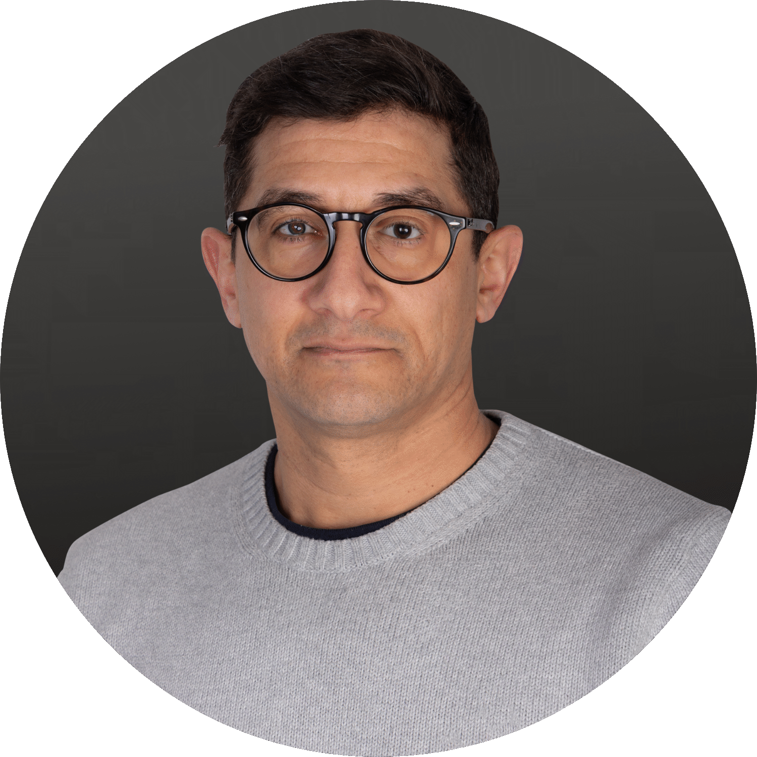 Badr OUABOU, homme d'une quarantaine d'années, cheveux courts et brun, lunettes arrondies.