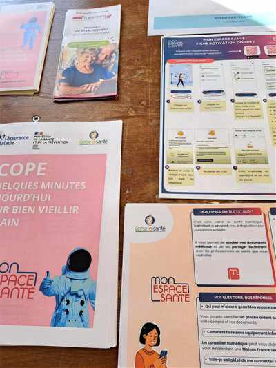 photo du Stand Mon espace santé. Plan serré sur la présentation des flyers et ressources Mon espace santé.