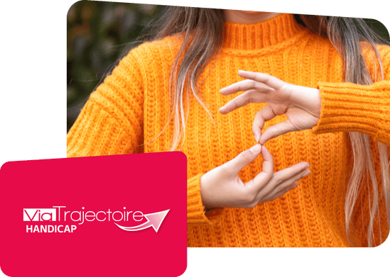 Visuel de campagne ViaTrajectoire Handicap en Corse. Photo plan serré sur les mains jointes d'une jeune adolescente dans une position évoquant la langue des signes.